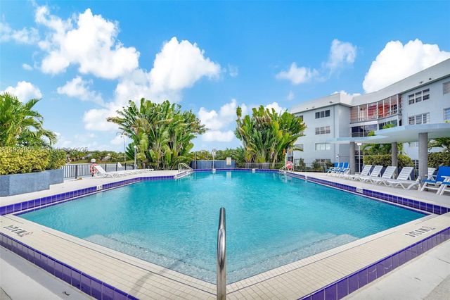 879 NE 195th St 424, Miami, FL 33179