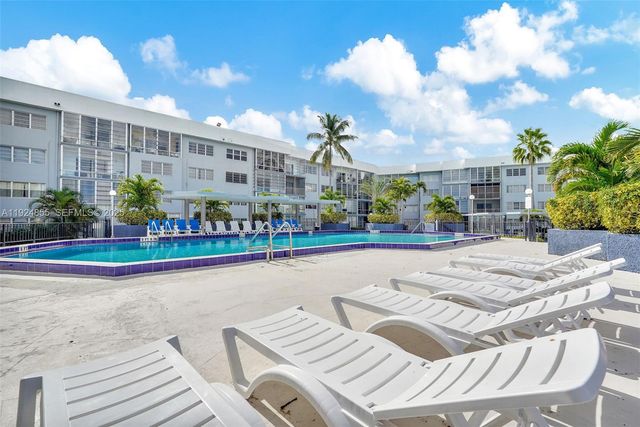 879 NE 195th St 424, Miami, FL 33179