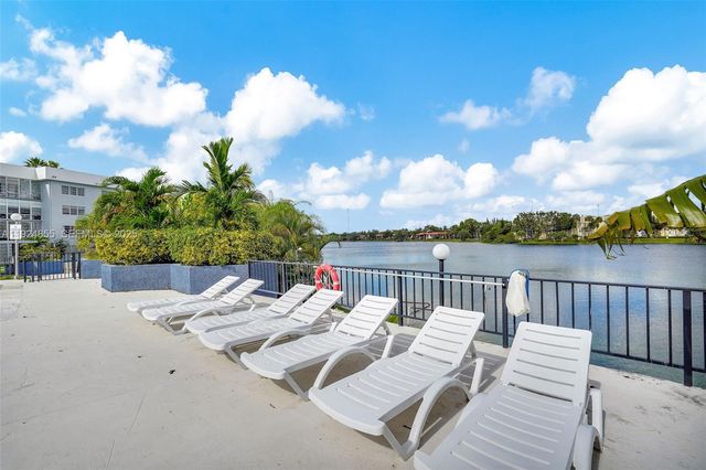 879 NE 195th St 424, Miami, FL 33179