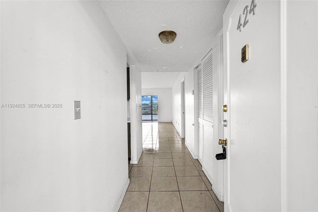 879 NE 195th St 424, Miami, FL 33179