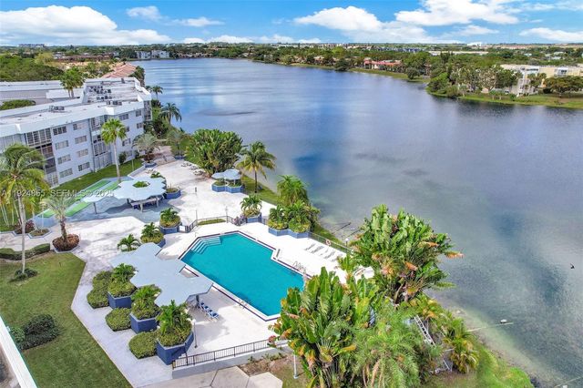 879 NE 195th St 424, Miami, FL 33179