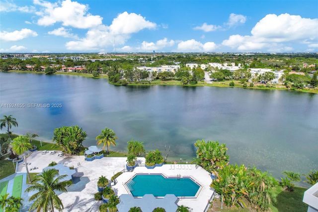 879 NE 195th St 424, Miami, FL 33179