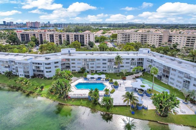 879 NE 195th St 424, Miami, FL 33179