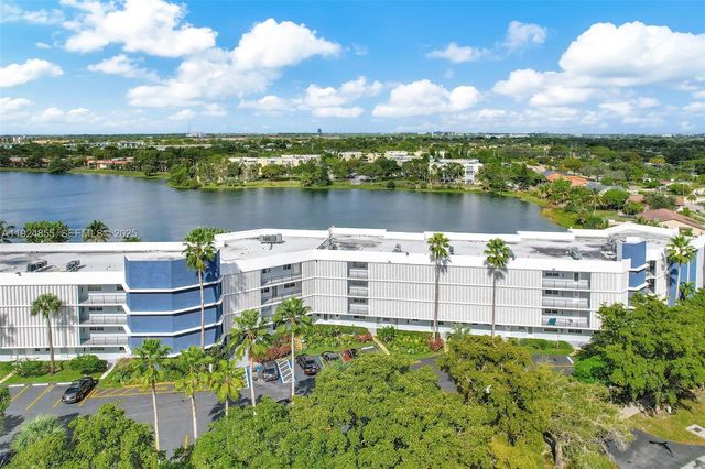 879 NE 195th St 424, Miami, FL 33179