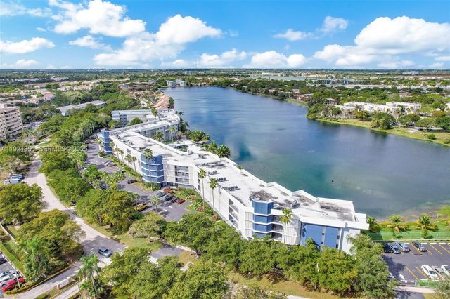 879 NE 195th St 424, Miami, FL 33179