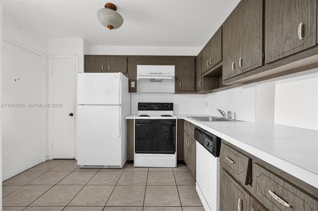 879 NE 195th St 424, Miami, FL 33179