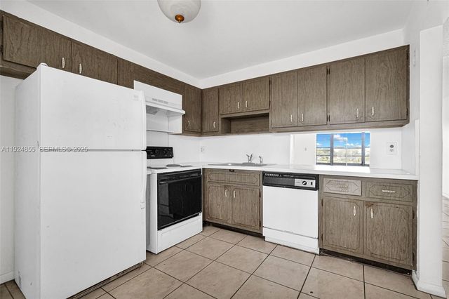 879 NE 195th St 424, Miami, FL 33179