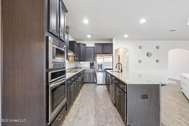 6678 Sugarcane Circle, Ocean Springs, MS 39564