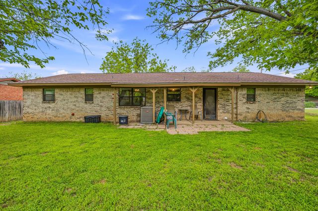 200 E Plum Avenue, De Leon, TX 76444