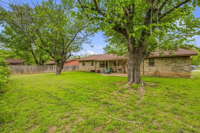 200 E Plum Avenue, De Leon, TX 76444
