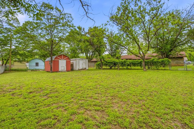 200 E Plum Avenue, De Leon, TX 76444