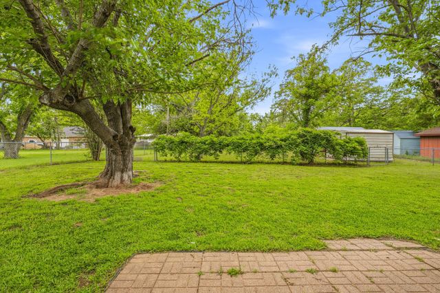 200 E Plum Avenue, De Leon, TX 76444
