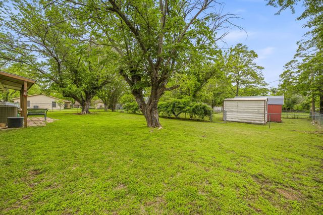 200 E Plum Avenue, De Leon, TX 76444