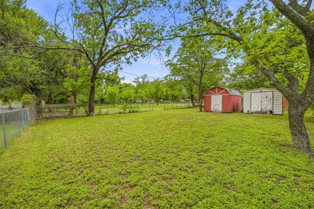 200 E Plum Avenue, De Leon, TX 76444
