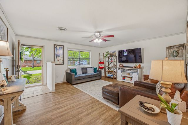 200 E Plum Avenue, De Leon, TX 76444