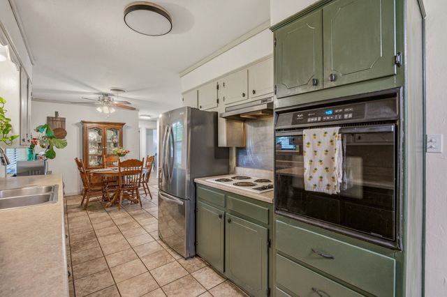 200 E Plum Avenue, De Leon, TX 76444
