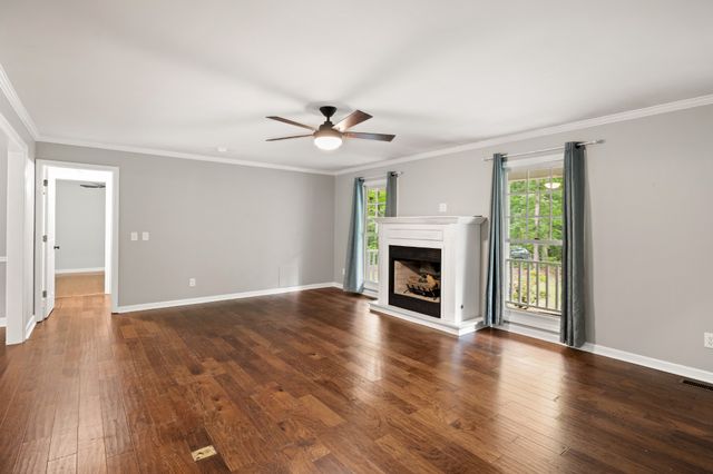 979 Paige Dr, Lawrenceburg, TN 38464