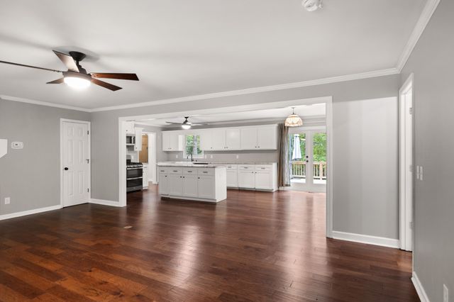 979 Paige Dr, Lawrenceburg, TN 38464