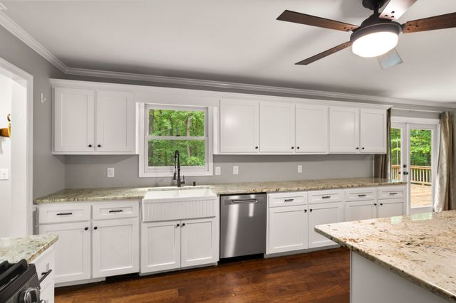 979 Paige Dr, Lawrenceburg, TN 38464