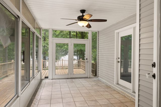 979 Paige Dr, Lawrenceburg, TN 38464