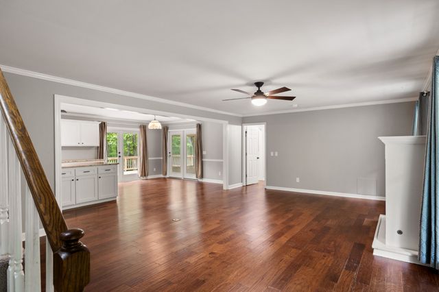 979 Paige Dr, Lawrenceburg, TN 38464