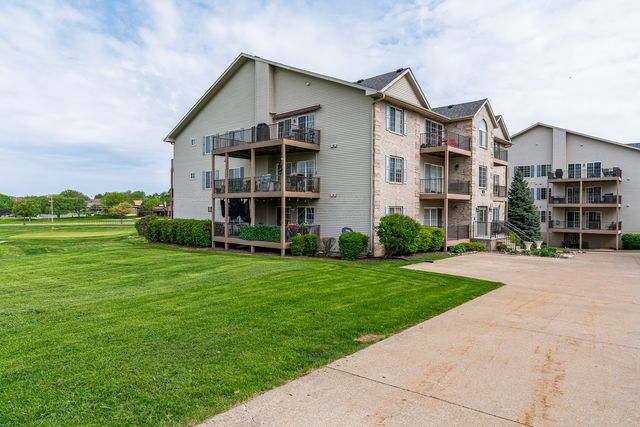 2958 Holiday Court 9, Bettendorf, IA 52722