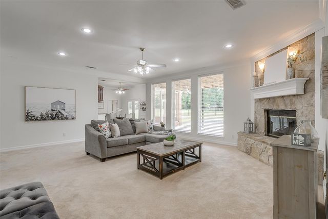 125 N Creekwood Drive, Mansfield, TX 76063