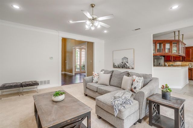 125 N Creekwood Drive, Mansfield, TX 76063