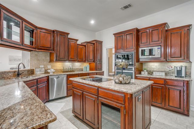 125 N Creekwood Drive, Mansfield, TX 76063