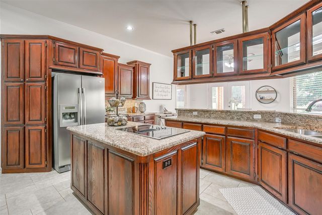 125 N Creekwood Drive, Mansfield, TX 76063