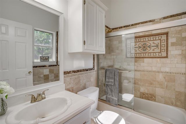 125 N Creekwood Drive, Mansfield, TX 76063