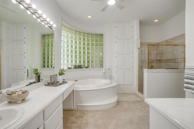 125 N Creekwood Drive, Mansfield, TX 76063