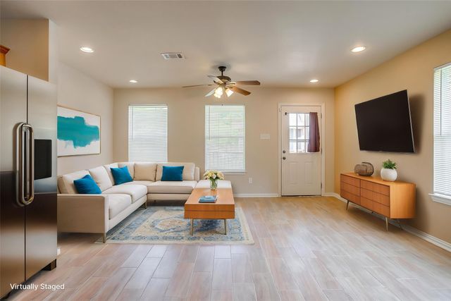 125 N Creekwood Drive, Mansfield, TX 76063