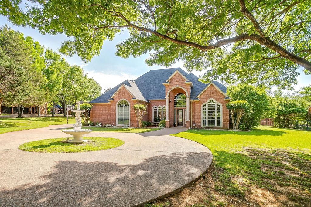 125 N Creekwood Drive, Mansfield, TX 76063