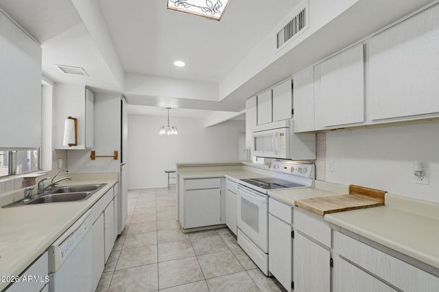 26402 S LAKEMONT Drive, Sun Lakes, AZ 85248