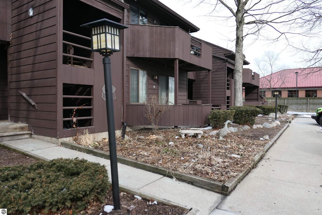 Image 1 of property listing at 205 E Jolly Road # 6, Lansing, MI 48910