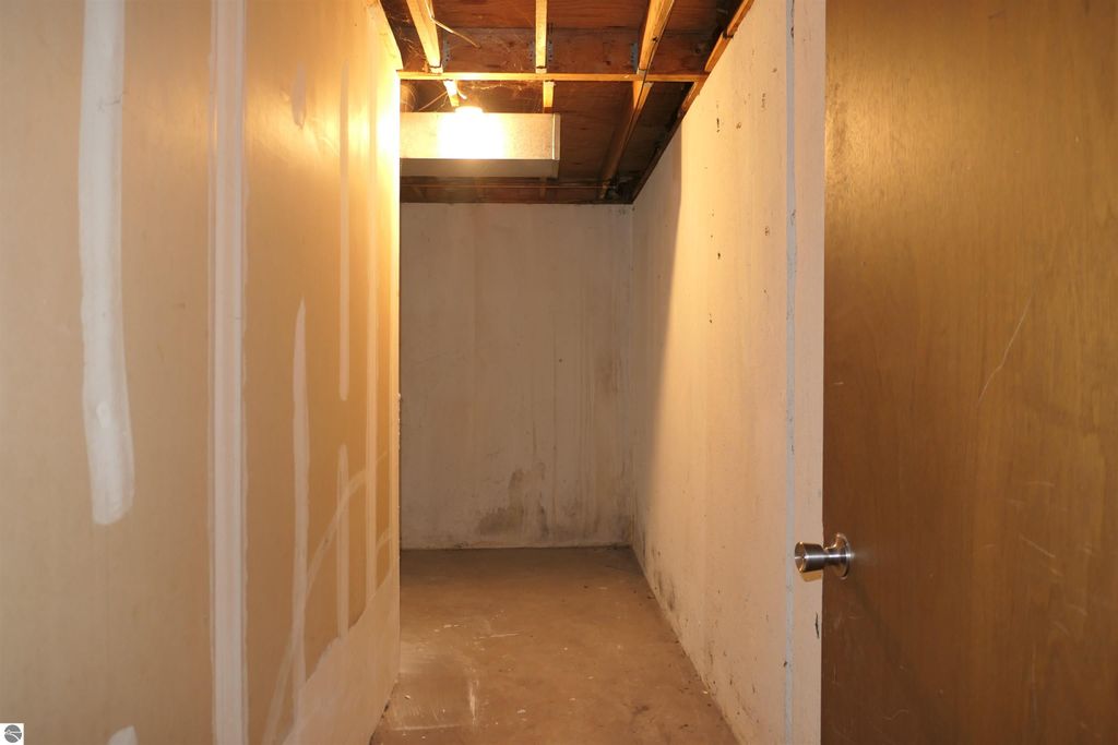 Image 14 of property listing at 205 E Jolly Road # 6, Lansing, MI 48910