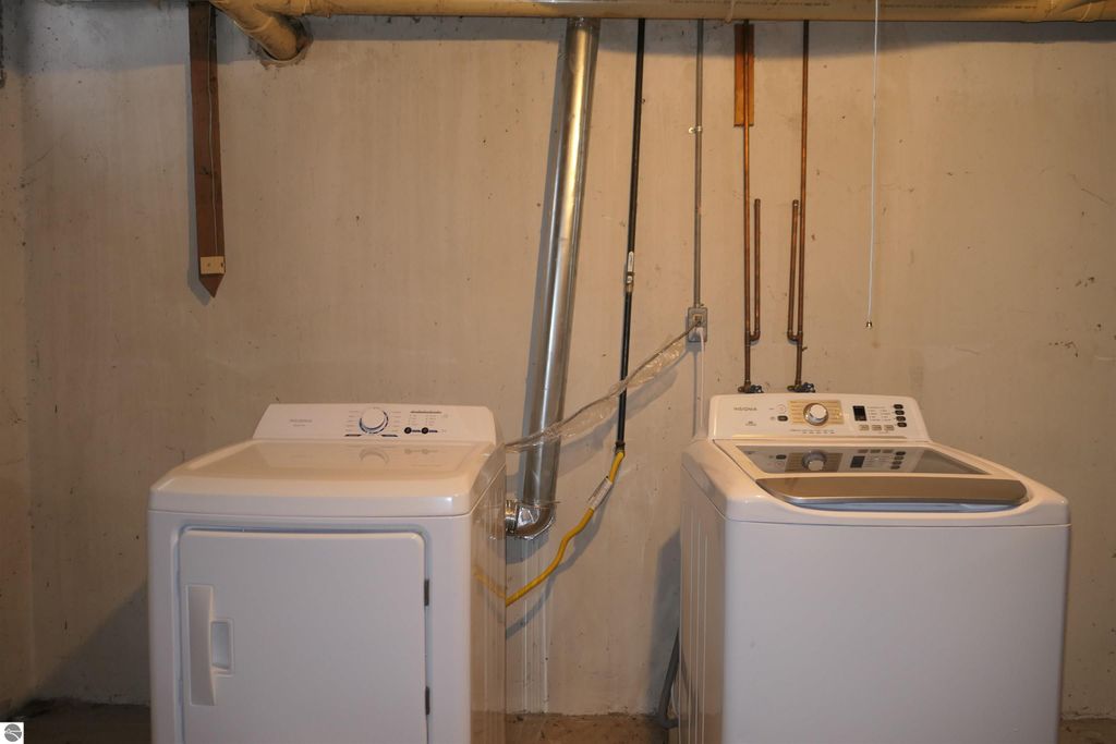 Image 15 of property listing at 205 E Jolly Road # 6, Lansing, MI 48910