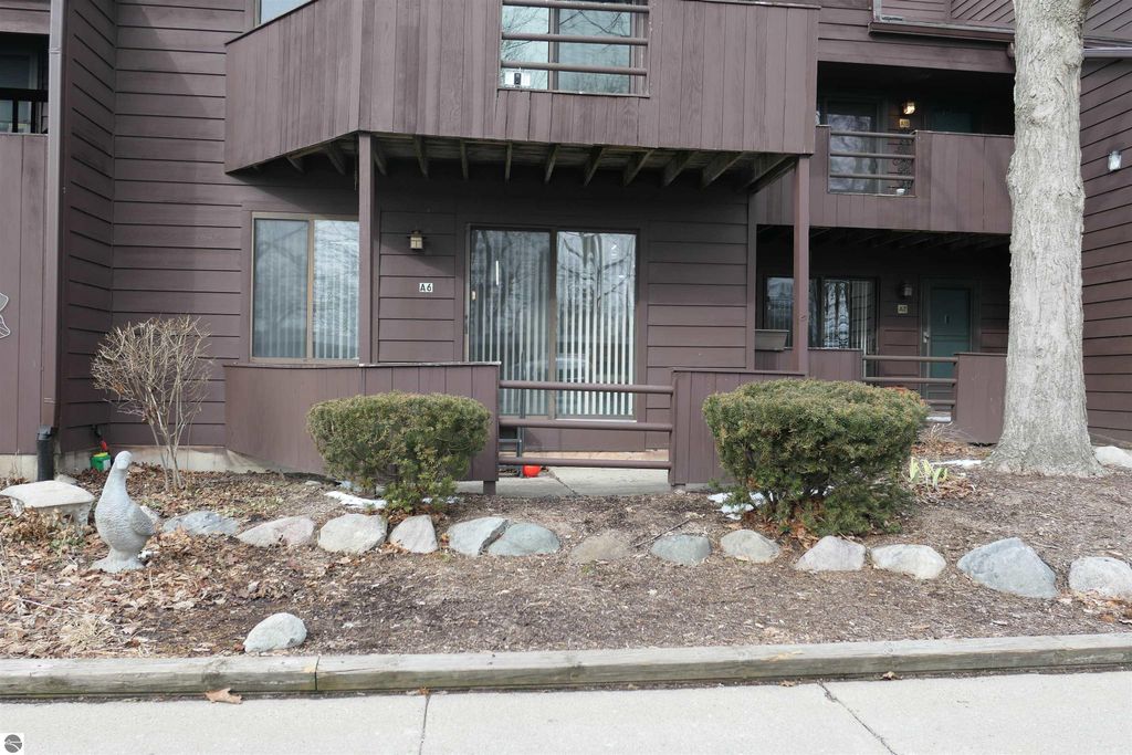 Image 17 of property listing at 205 E Jolly Road # 6, Lansing, MI 48910