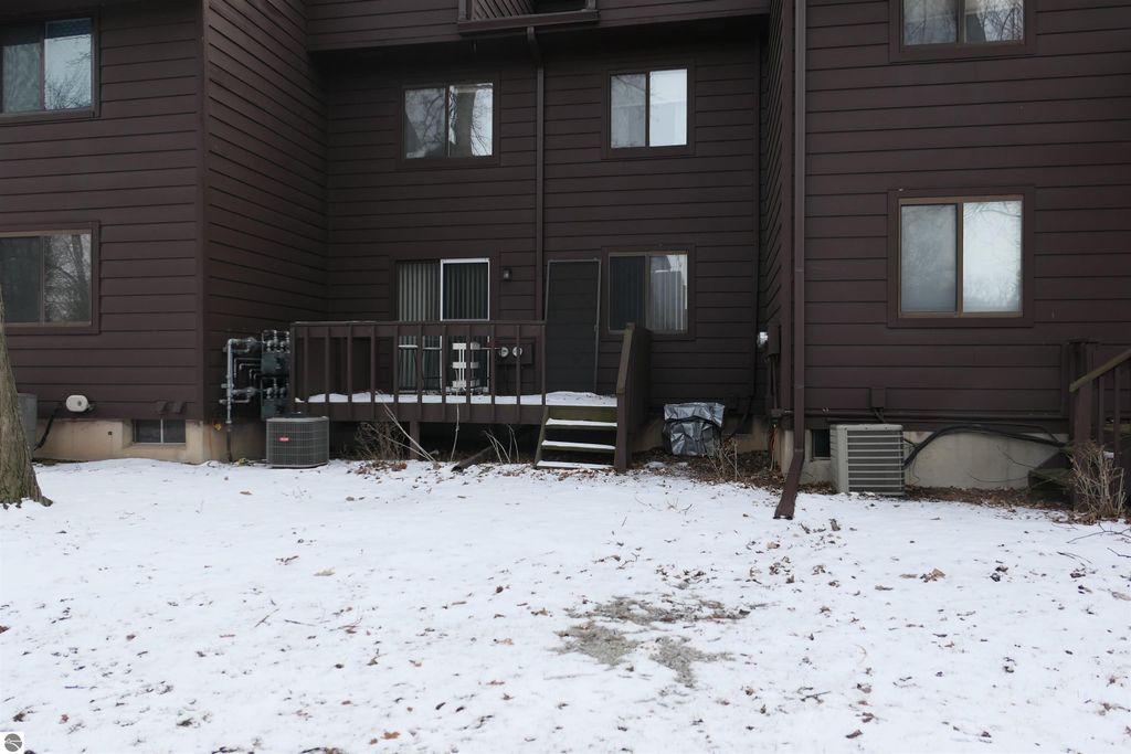 Image 3 of property listing at 205 E Jolly Road # 6, Lansing, MI 48910