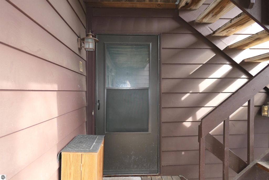 Image 4 of property listing at 205 E Jolly Road # 6, Lansing, MI 48910