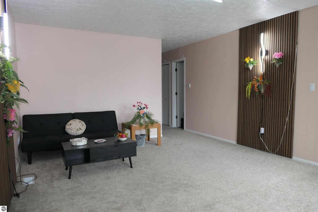 Image 5 of property listing at 205 E Jolly Road # 6, Lansing, MI 48910