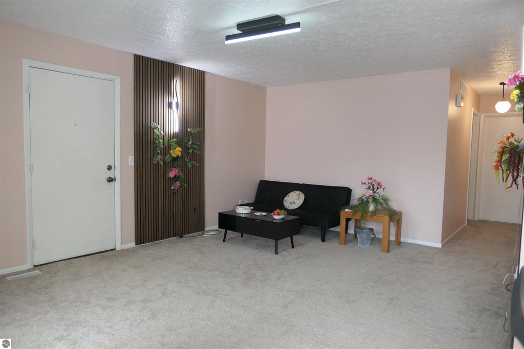 Image 6 of property listing at 205 E Jolly Road # 6, Lansing, MI 48910