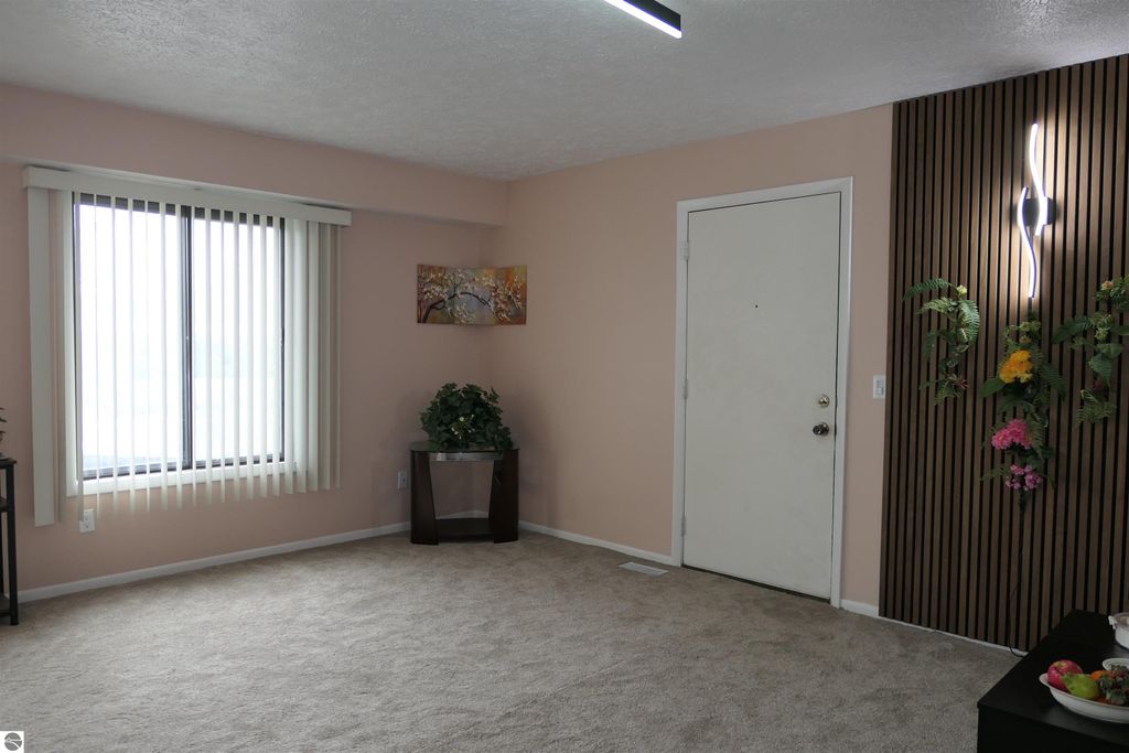 Image 7 of property listing at 205 E Jolly Road # 6, Lansing, MI 48910