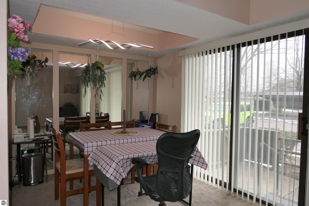 Image 8 of property listing at 205 E Jolly Road # 6, Lansing, MI 48910