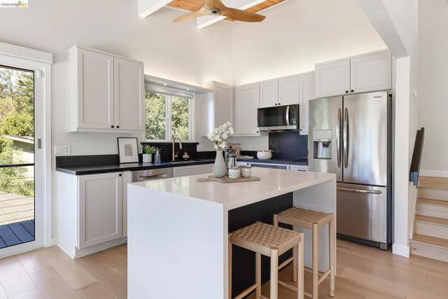 6824 Paso Robles Dr., Oakland, CA 94611