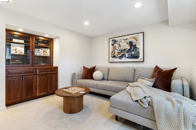 6824 Paso Robles Dr., Oakland, CA 94611