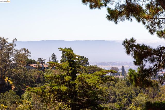 6824 Paso Robles Dr., Oakland, CA 94611