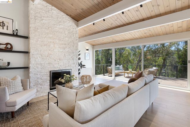 6824 Paso Robles Dr., Oakland, CA 94611