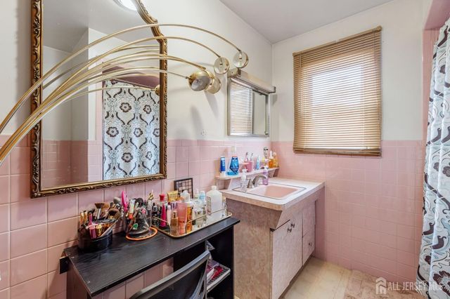 39 Leick Avenue, Carteret, NJ 07008